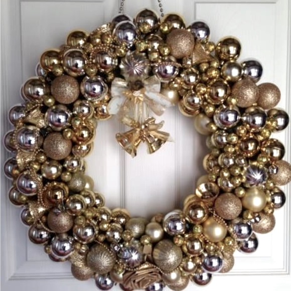 Other - Gold Christmas Wresth!